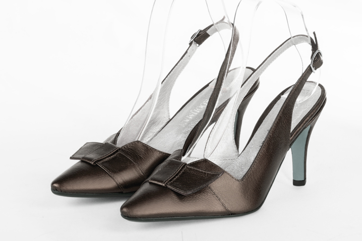 Bronze gold women's open back shoes, with a knot. Tapered toe. High slim heel. Front view - Florence KOOIJMAN